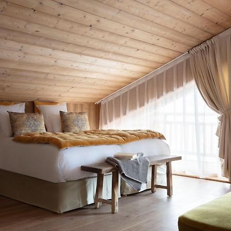 Grandes Rousses Hotel & Spa Alpe d'Huez Eksteriør bilde A bedroom at the Hotel de Crillon