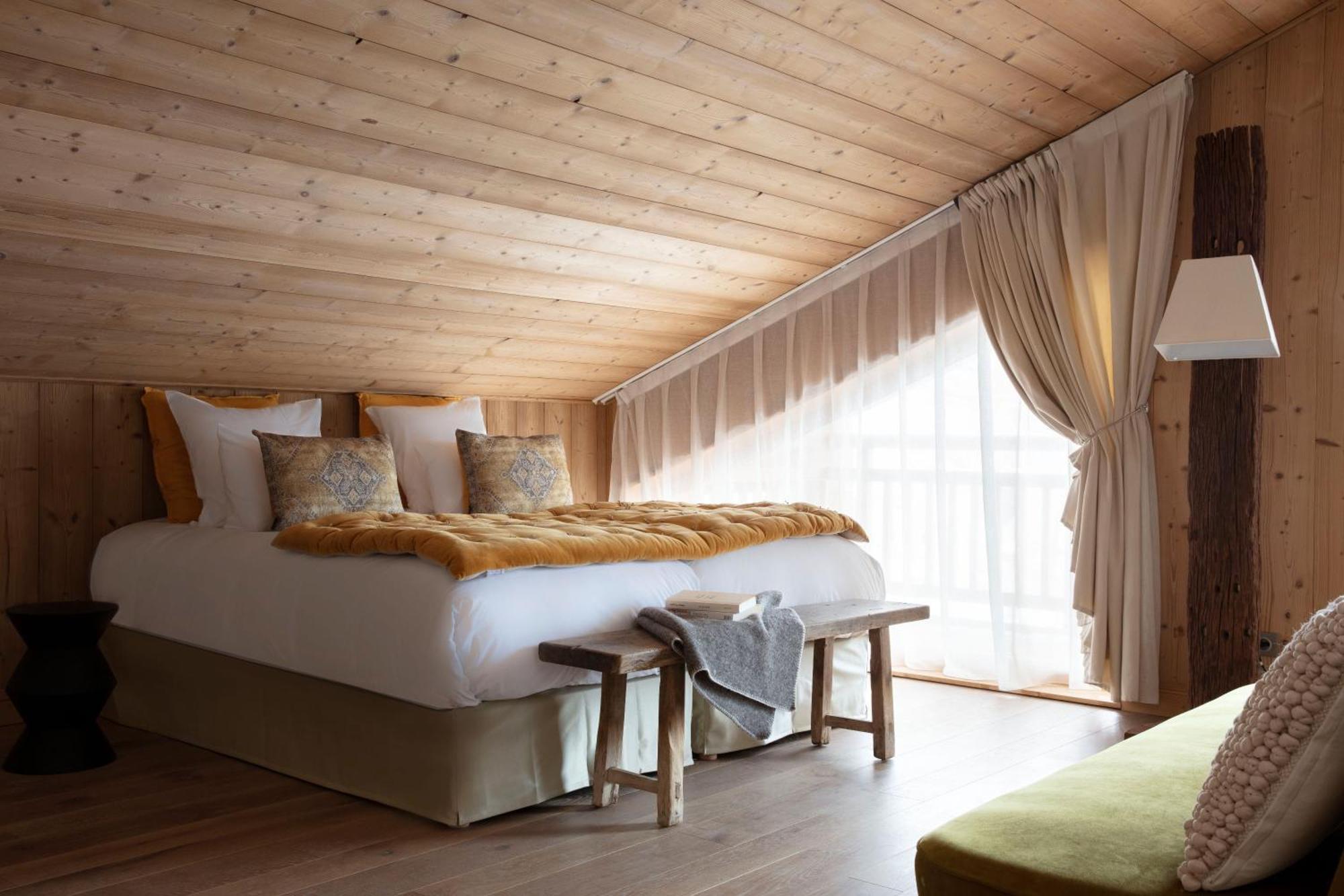 Grandes Rousses Hotel & Spa Alpe d'Huez Eksteriør bilde A bedroom at the Hotel de Crillon