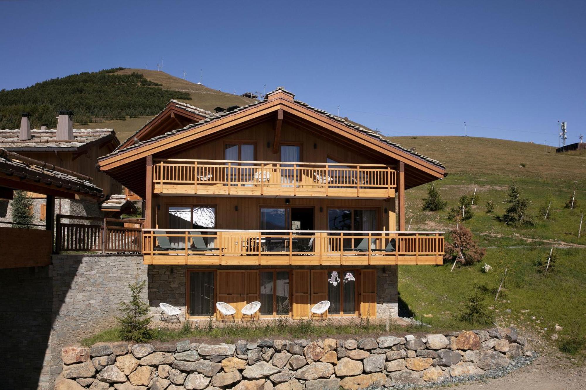 Grandes Rousses Hotel & Spa Alpe d'Huez Eksteriør bilde A chalet in Les Saisies