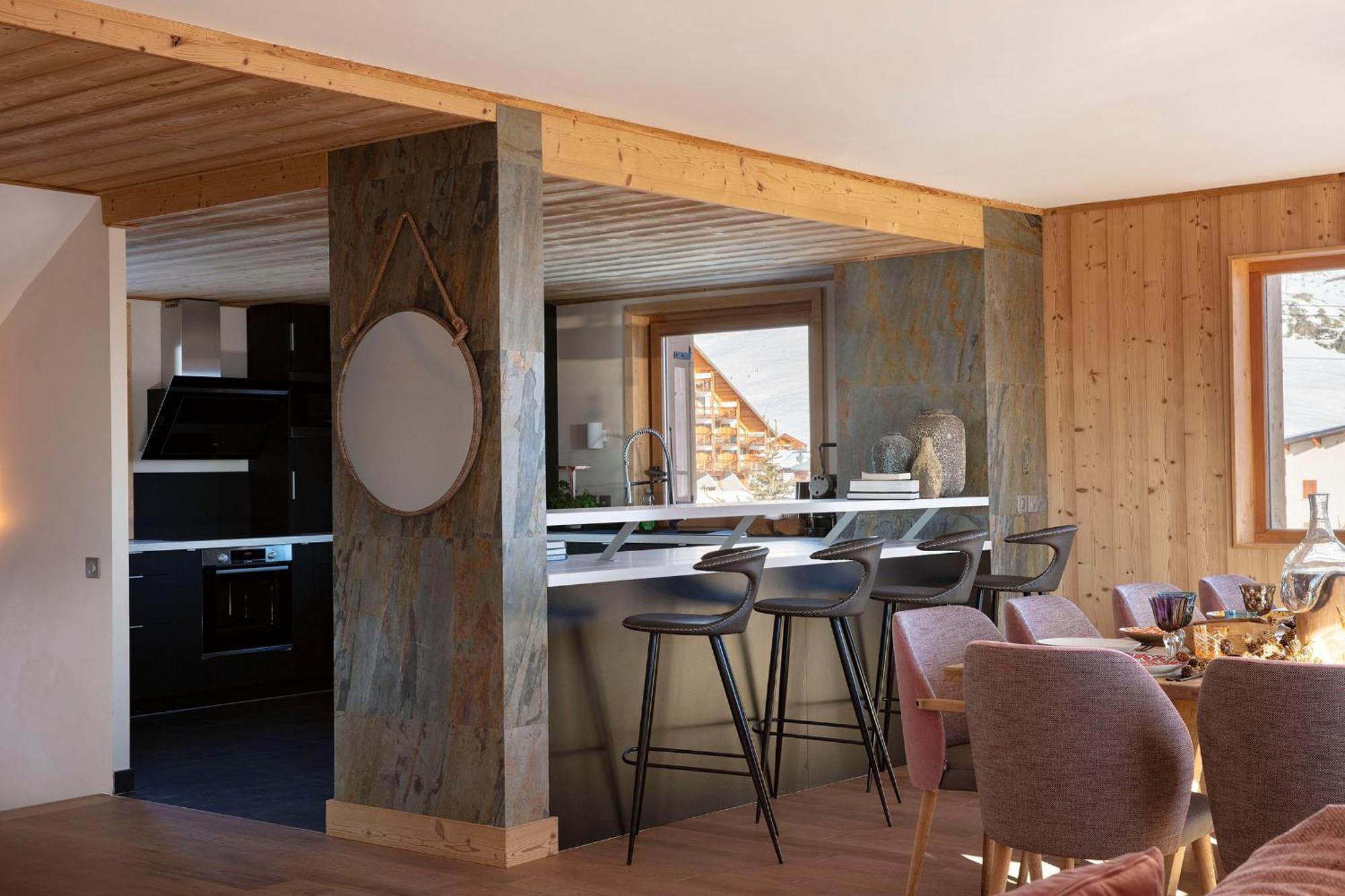Grandes Rousses Hotel & Spa Alpe d'Huez Eksteriør bilde A kitchen in a chalet
