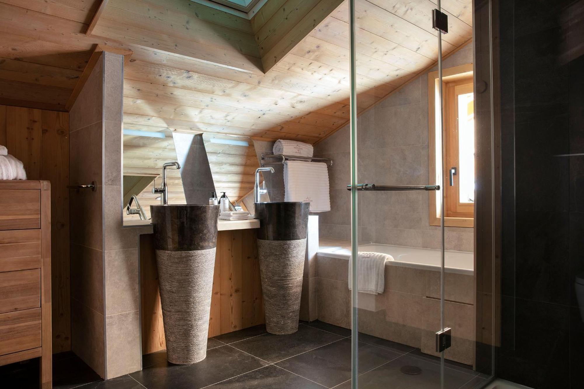 Grandes Rousses Hotel & Spa Alpe d'Huez Eksteriør bilde Bathroom in a chalet