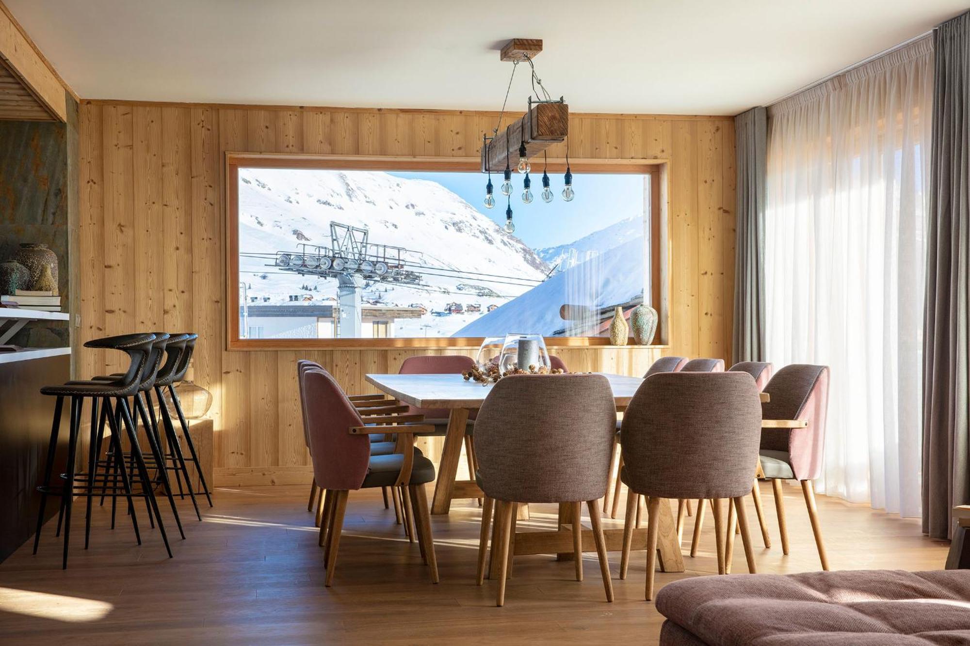 Grandes Rousses Hotel & Spa Alpe d'Huez Eksteriør bilde A dining room in a chalet